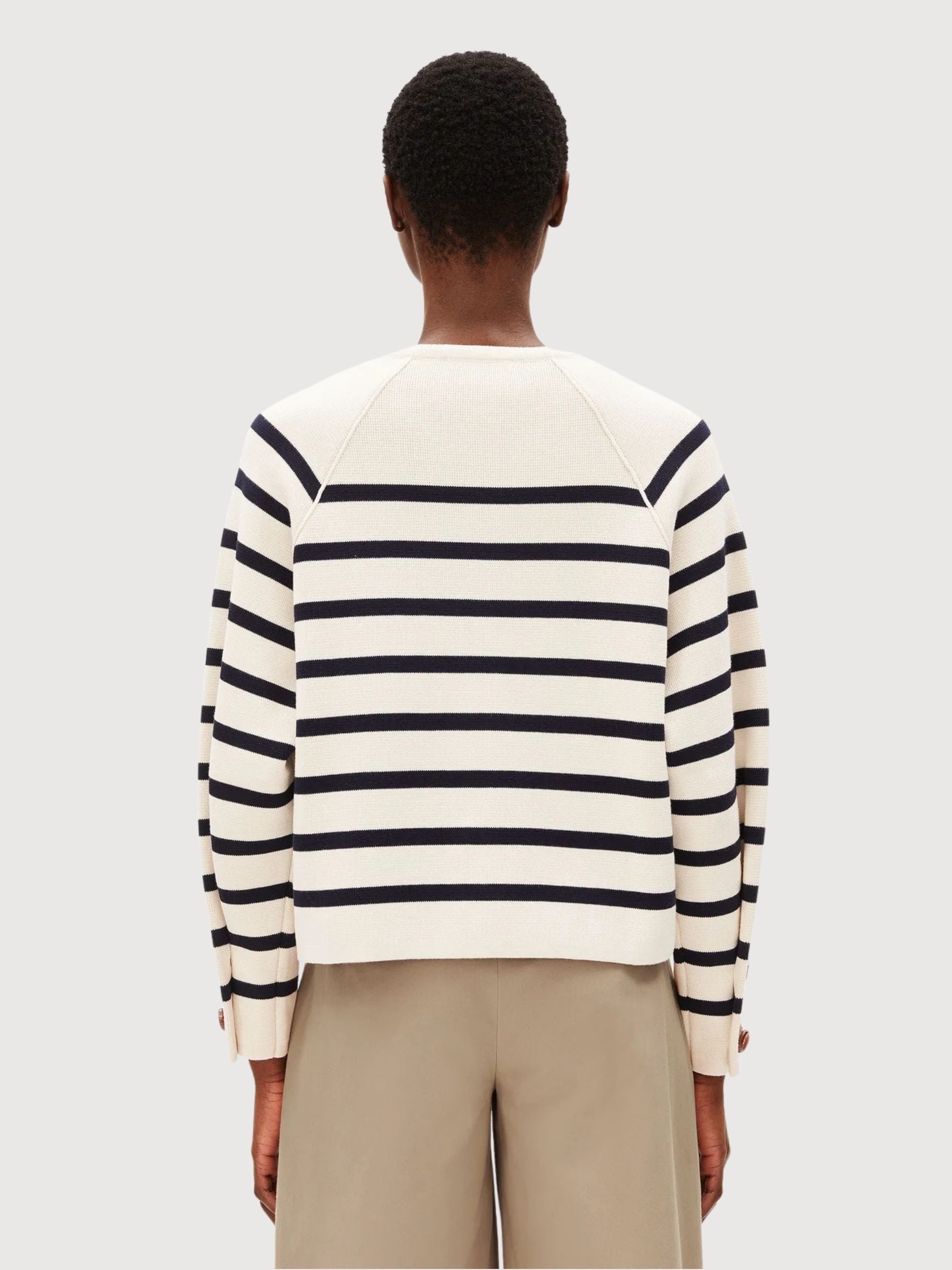 Cardigan lavorato a maglia con righe piazzate color latte d'avena | Armedangels
