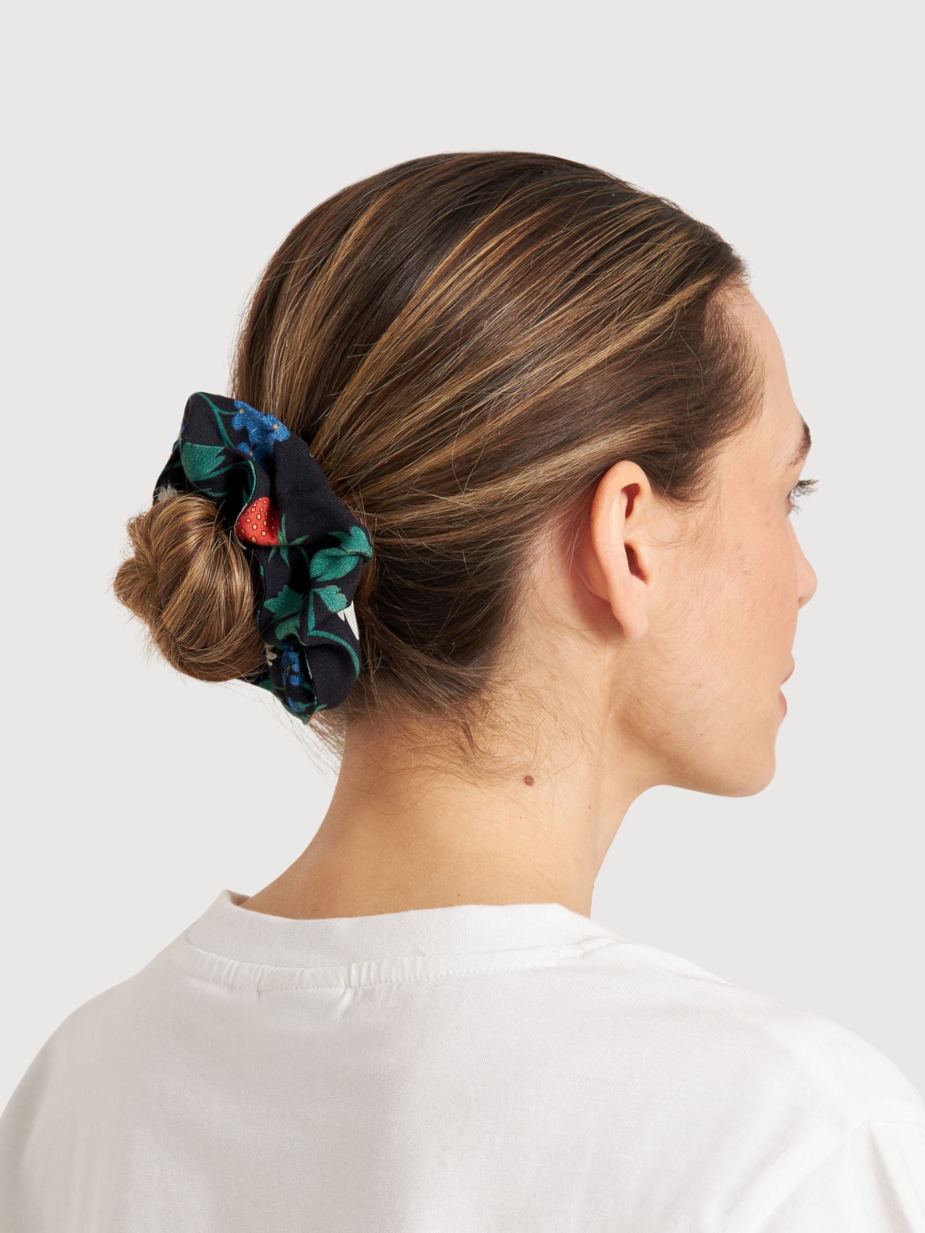 Scrunchie Strawberry Field Black | DEDICATED