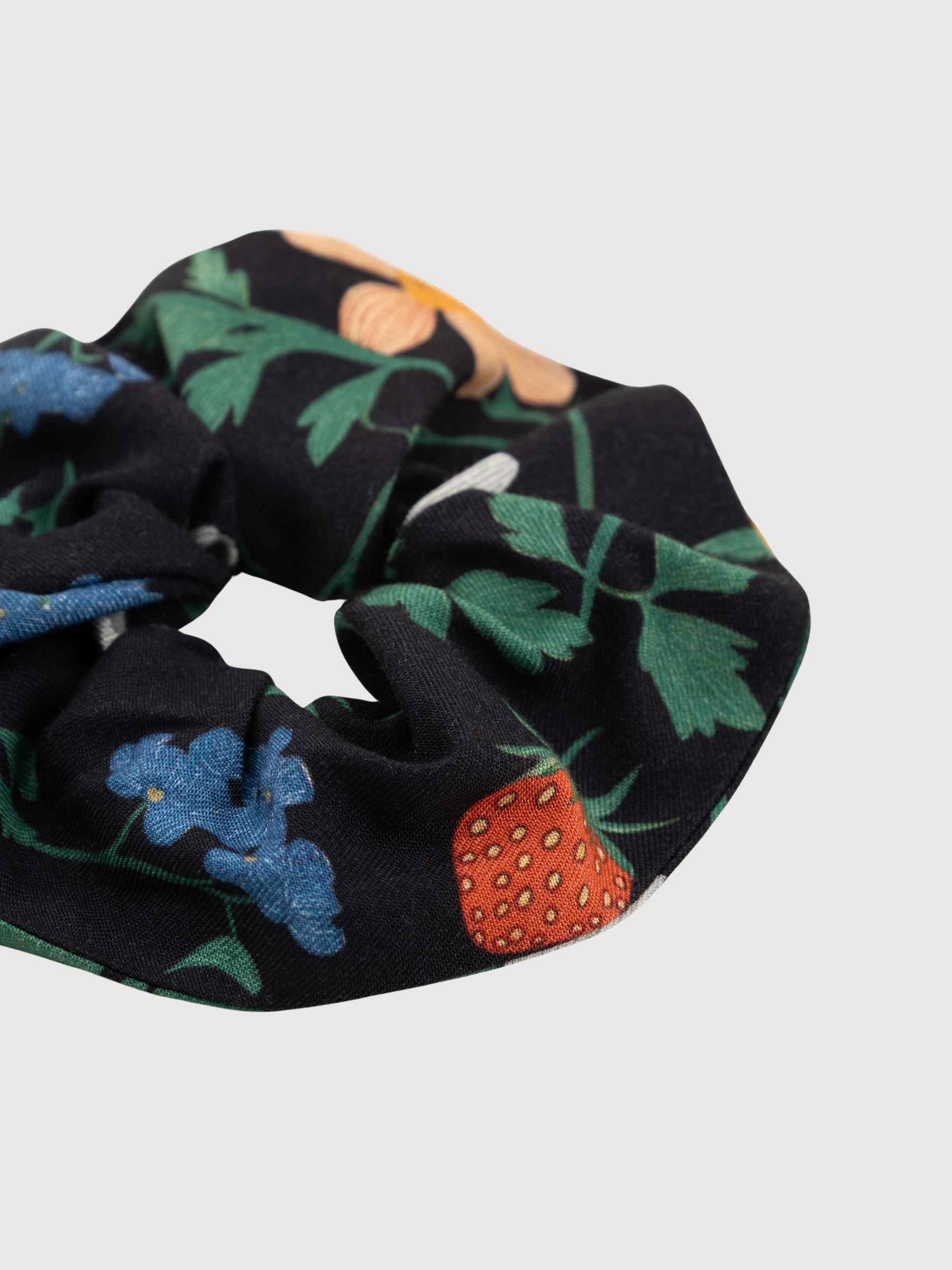 Scrunchie Strawberry Field Black | DEDICATED