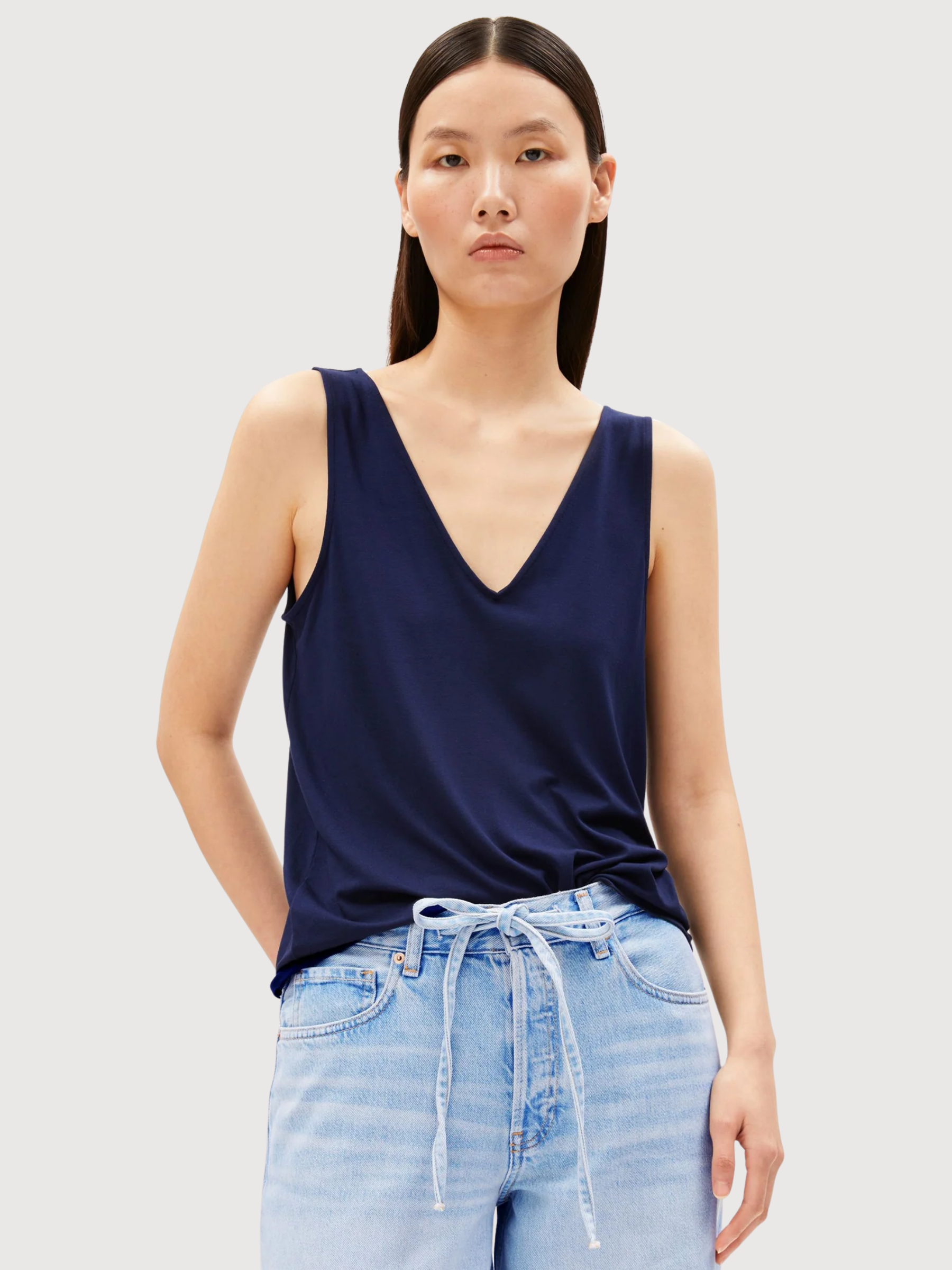 Top in jersey scollato a V Navy tinto | Armedangels