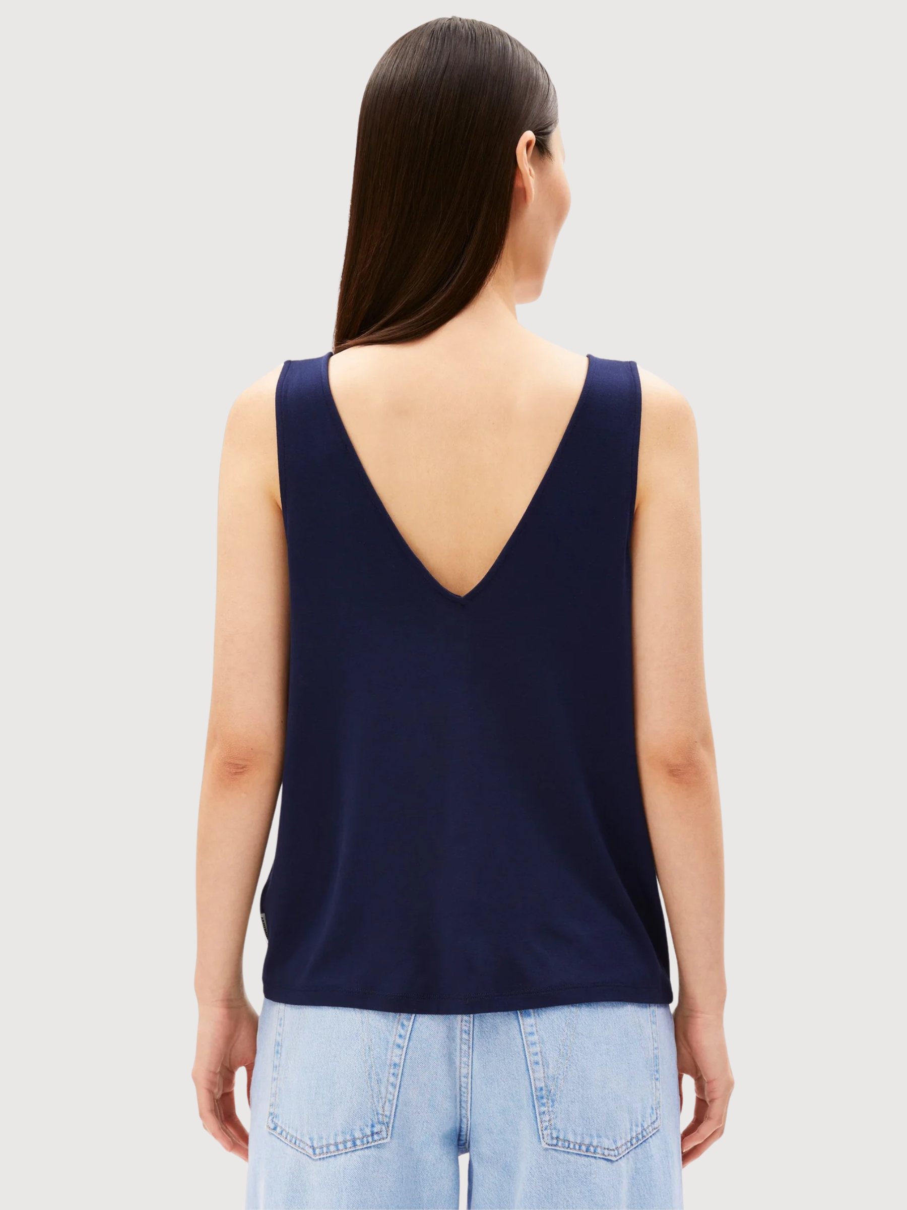 Top in jersey scollato a V Navy tinto | Armedangels
