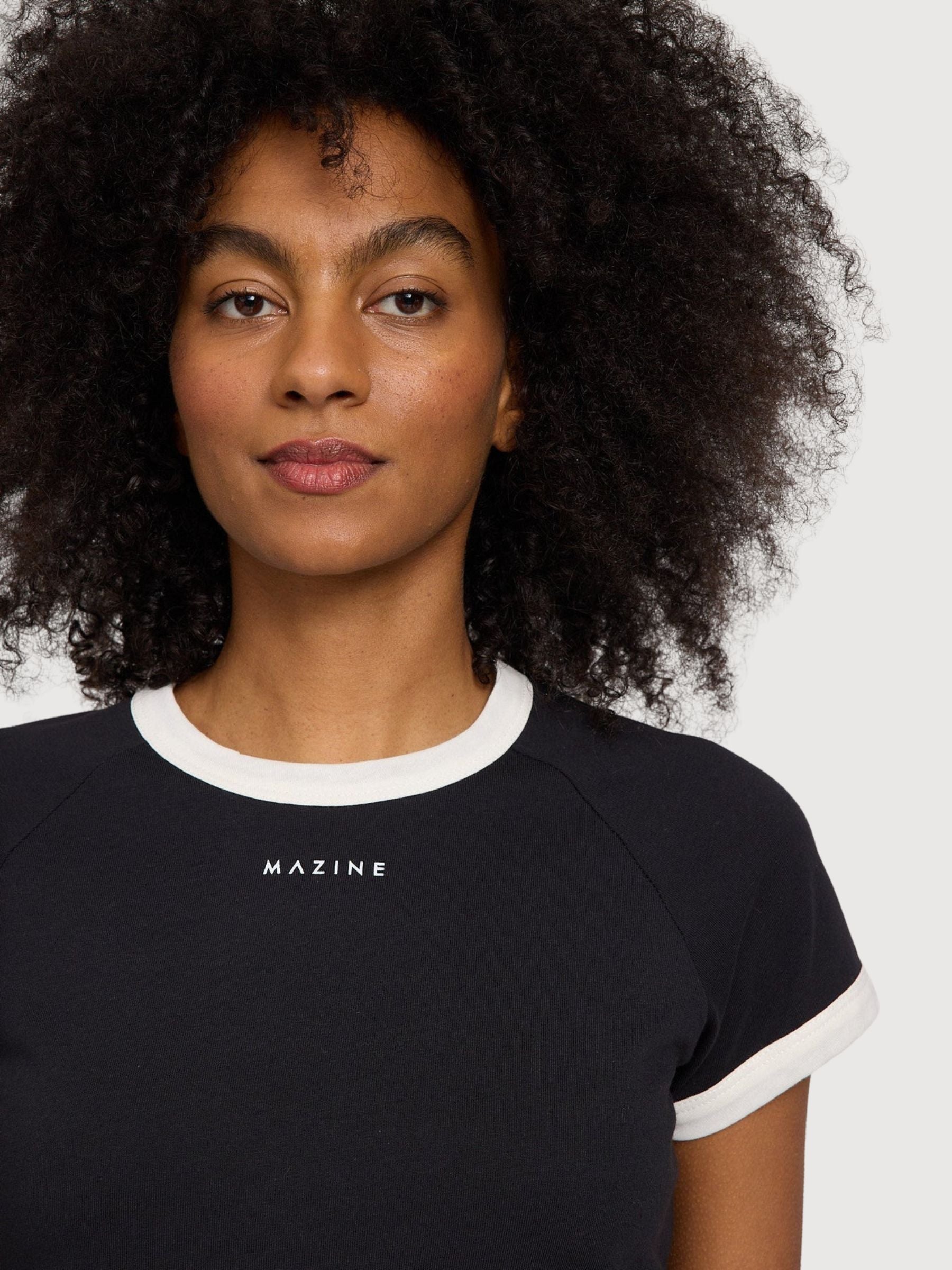 T-Shirt mit Kontrasteinfassung, Damen, Schwarz | MAZINE