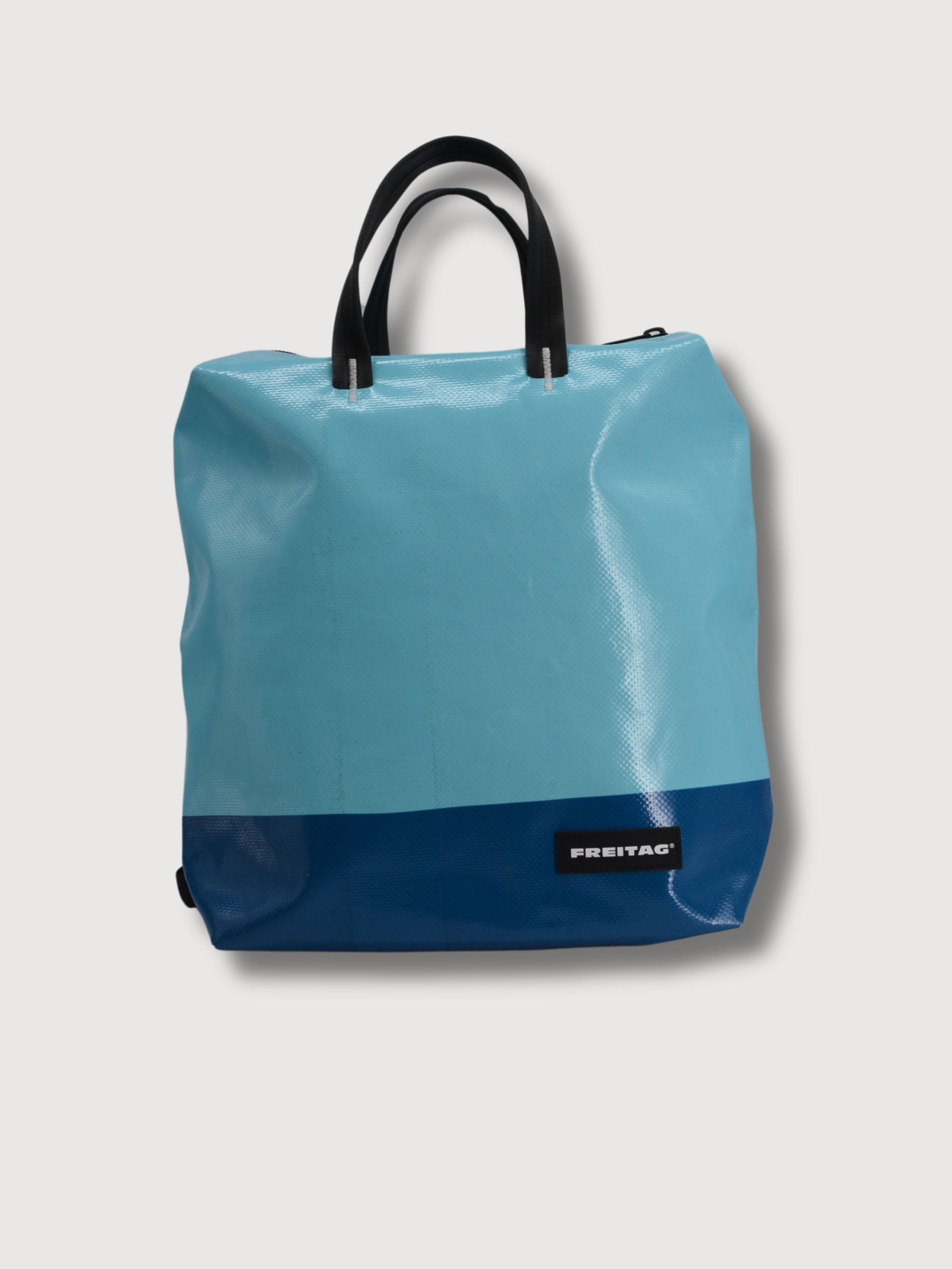 Rucksack F201 Pete Light & Dark Blue in gebrauchten LKW -Planen | Freitag