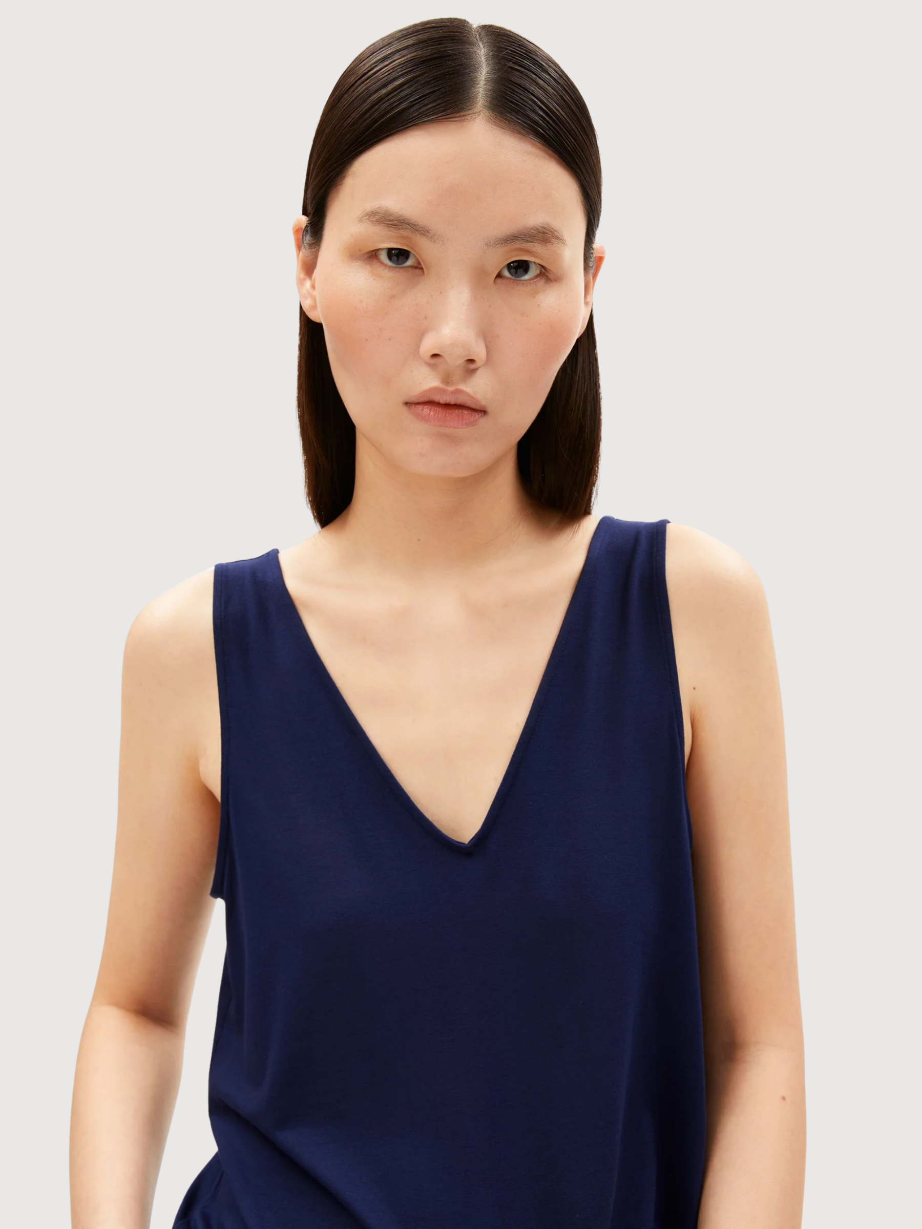 Top in jersey scollato a V Navy tinto | Armedangels