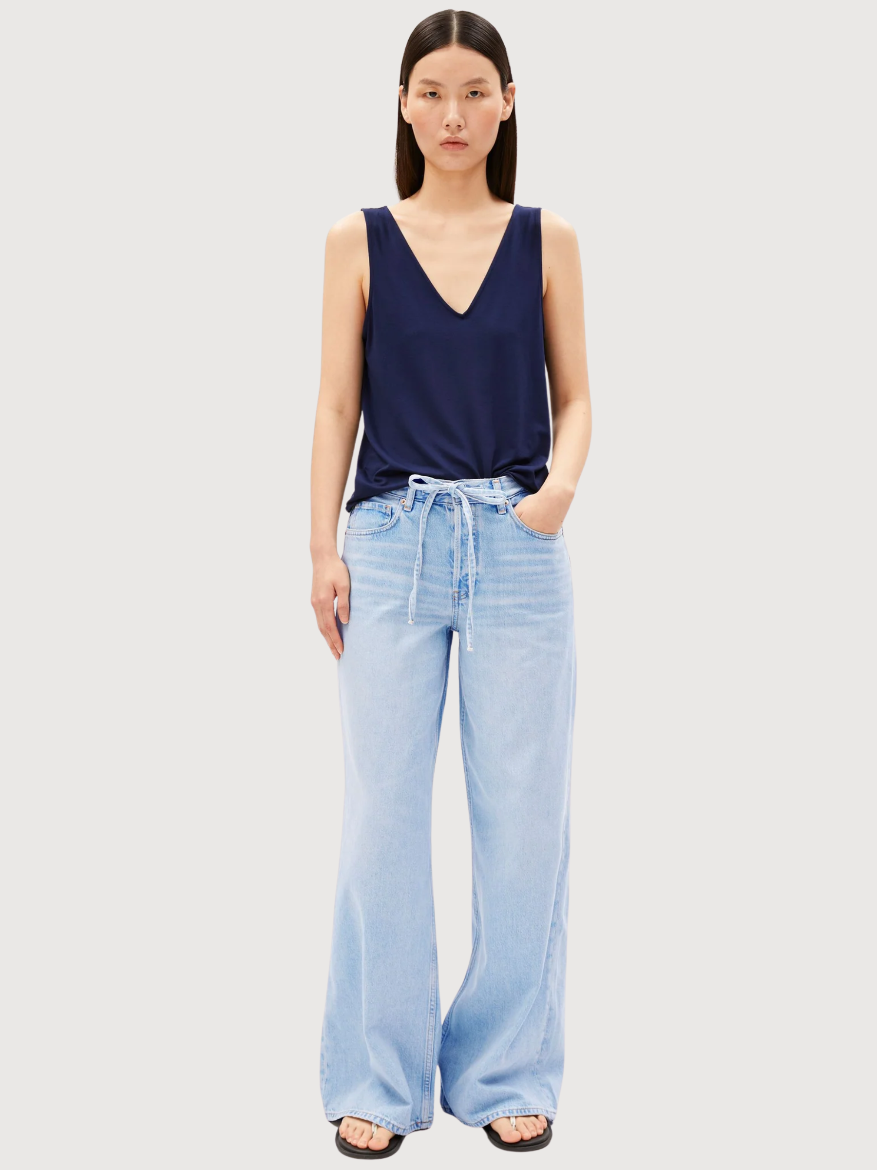 Top in jersey scollato a V Navy tinto | Armedangels