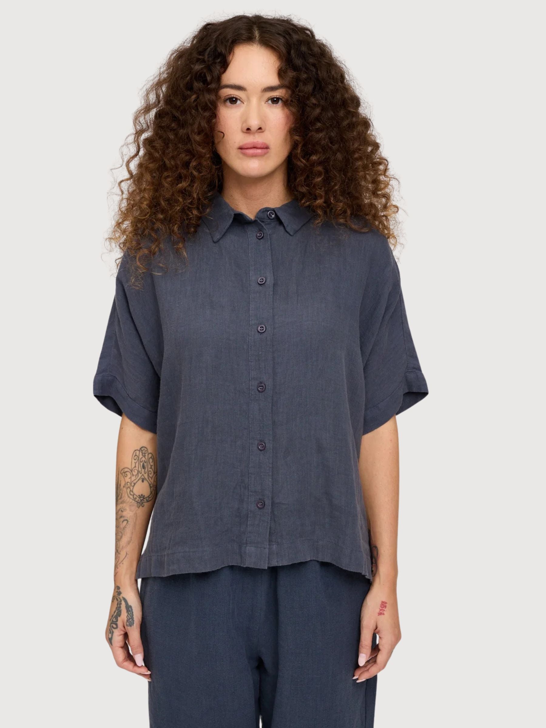 Kurzarm-Leinenhemd für Damen, tintenblau | Mazine