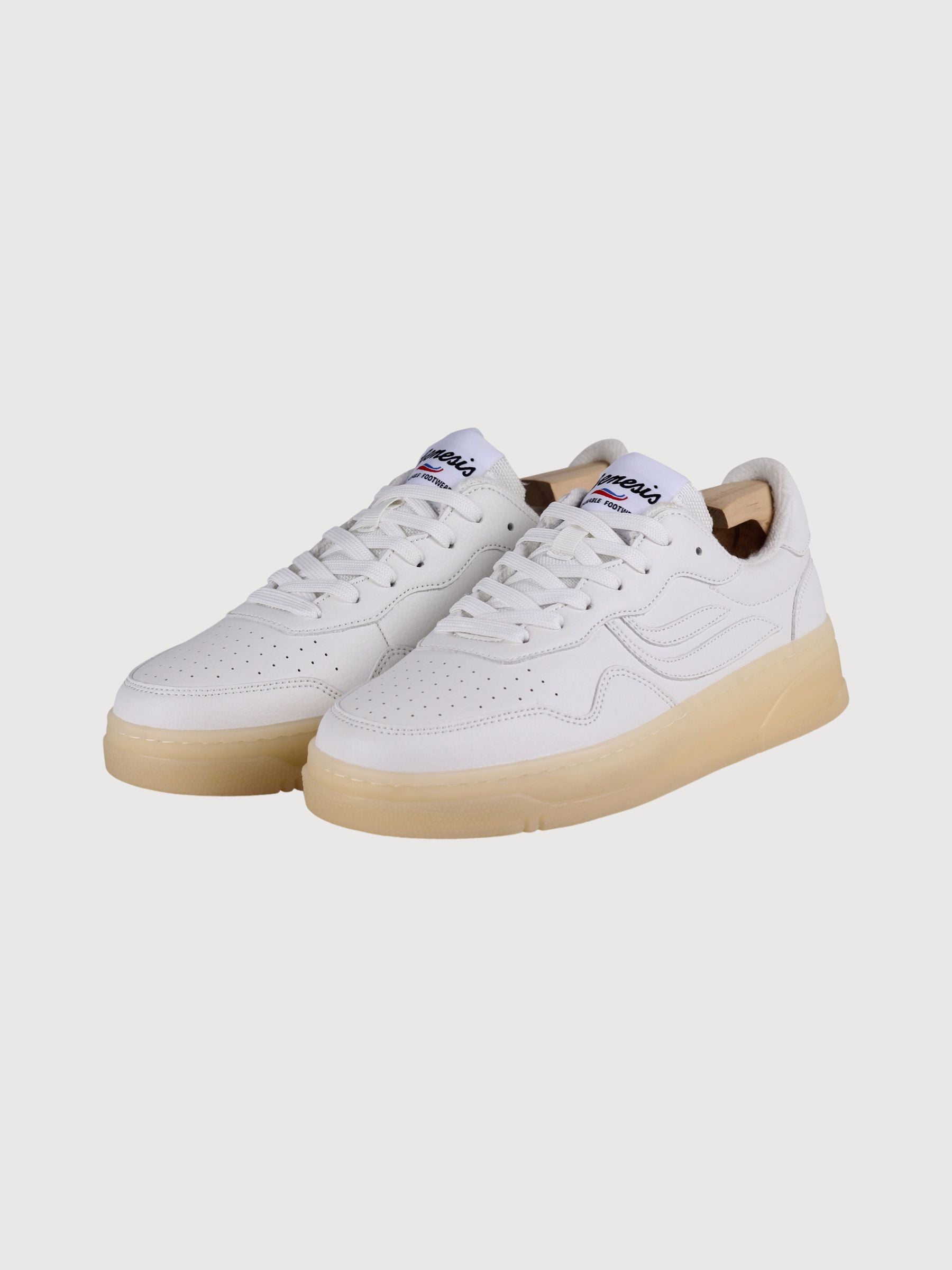 Unisex white sneakers with minimalist design and gum sole, perfect for versatile outfits and lasting comfort.