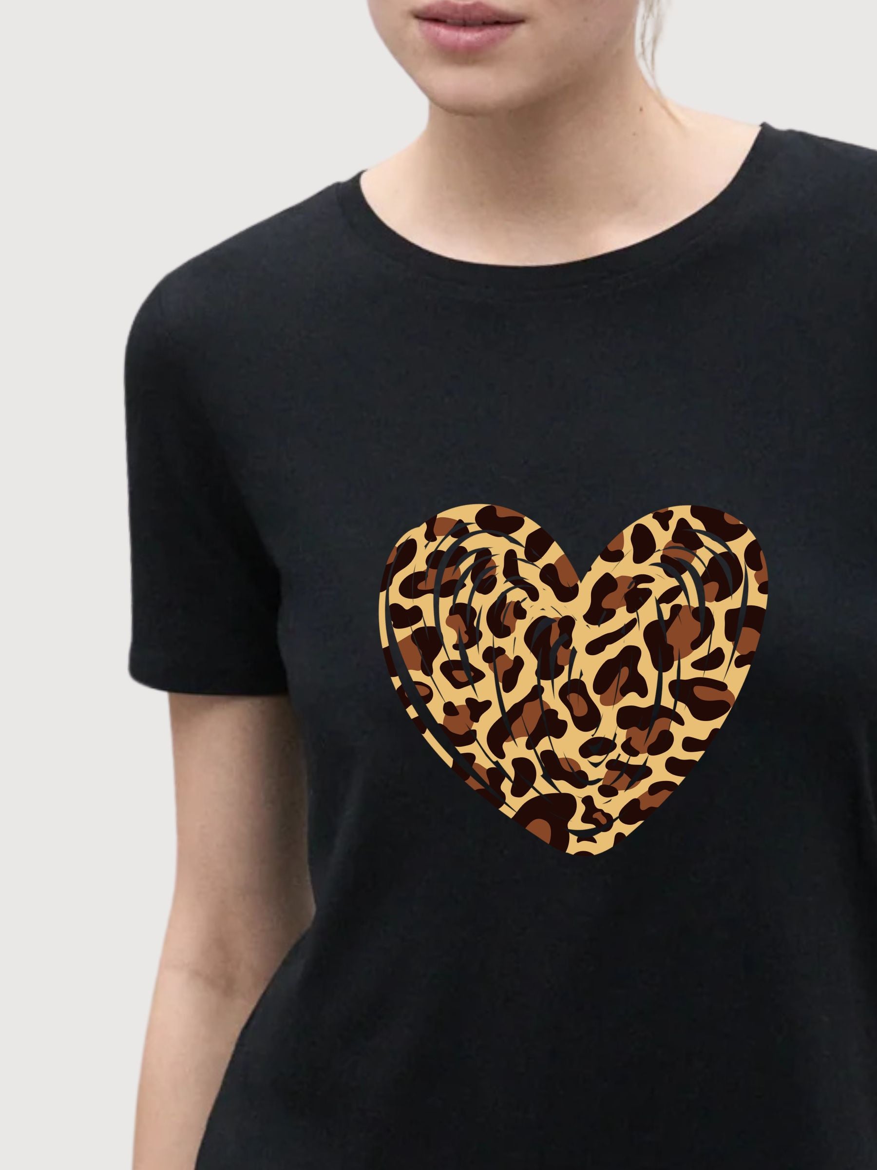 Sara T-shirt Leo Black | Re-bello