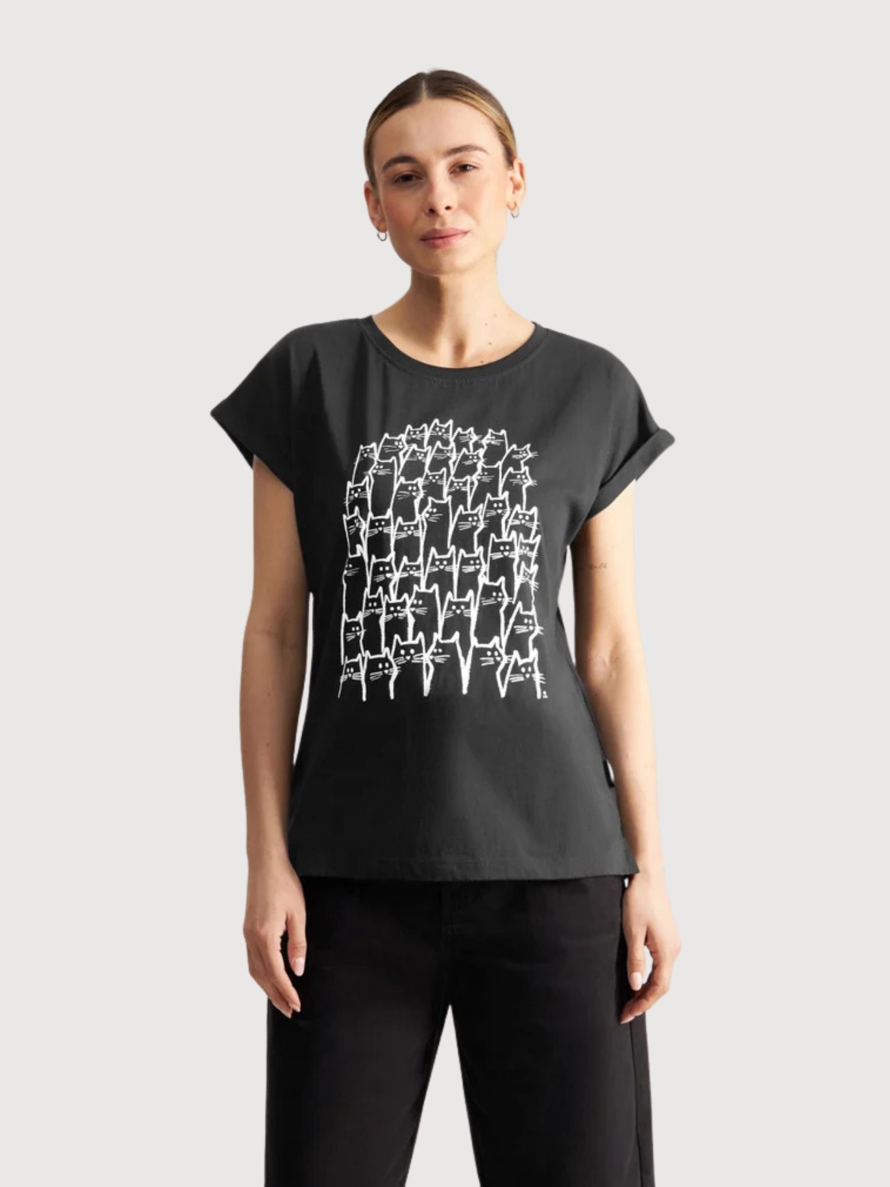 T-shirt Visby Cat Crowd Black | Dedicated