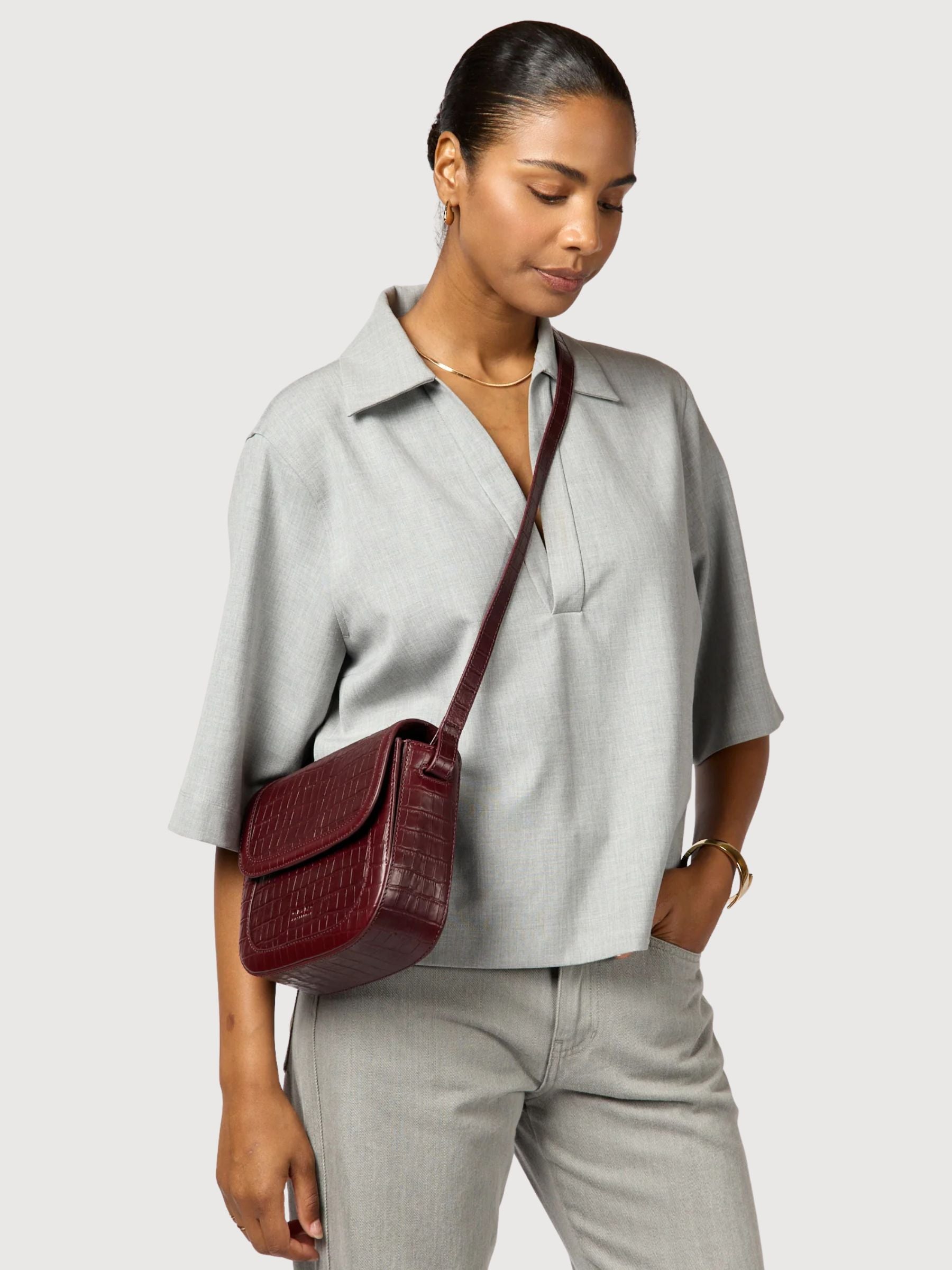 Nina – Leder in Dunkelkirschrot mit Krokoprägung | O my bag