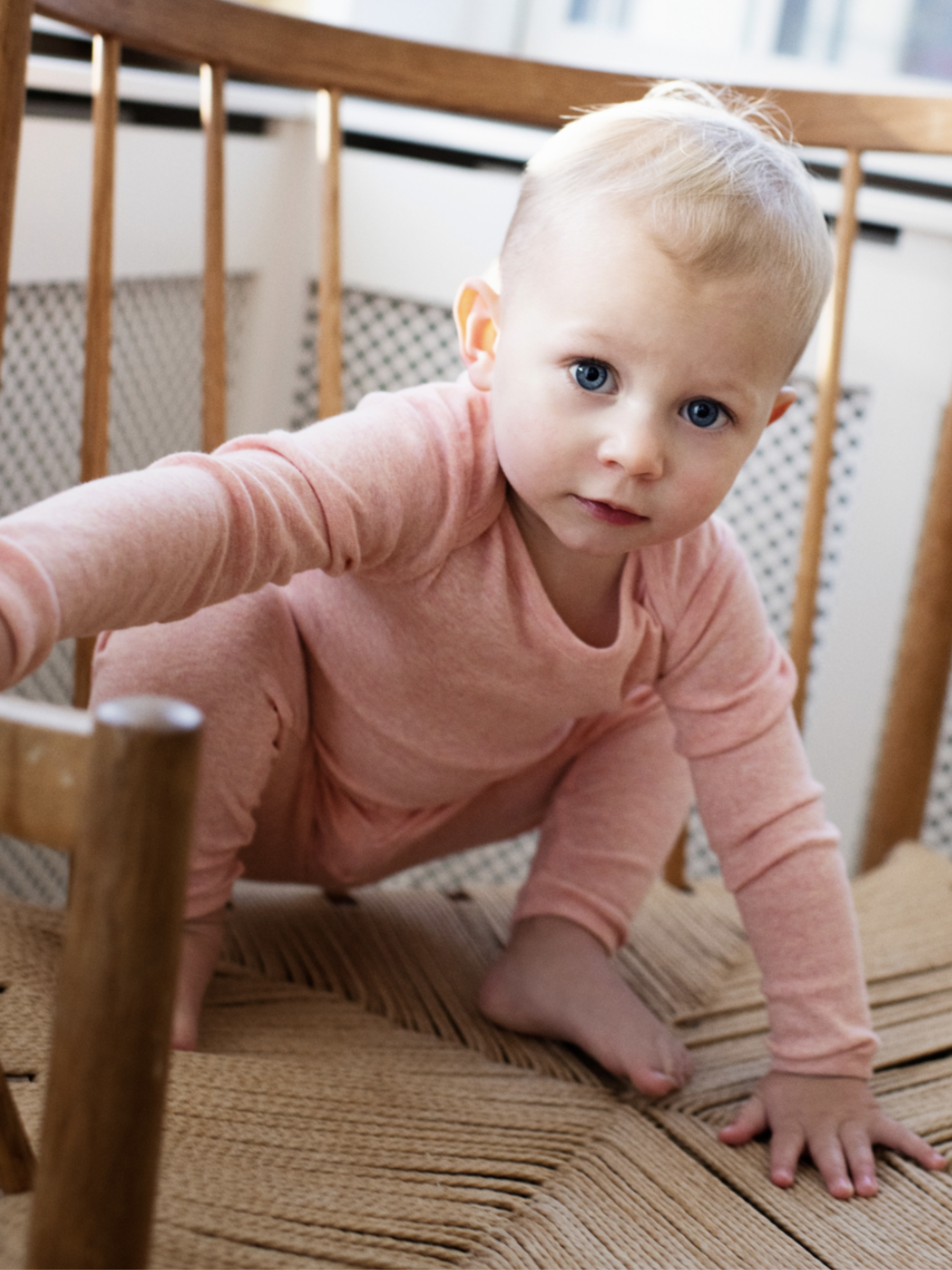 Leggings per neonati in cotone biologico a coste color corallo | SERENDIPITY