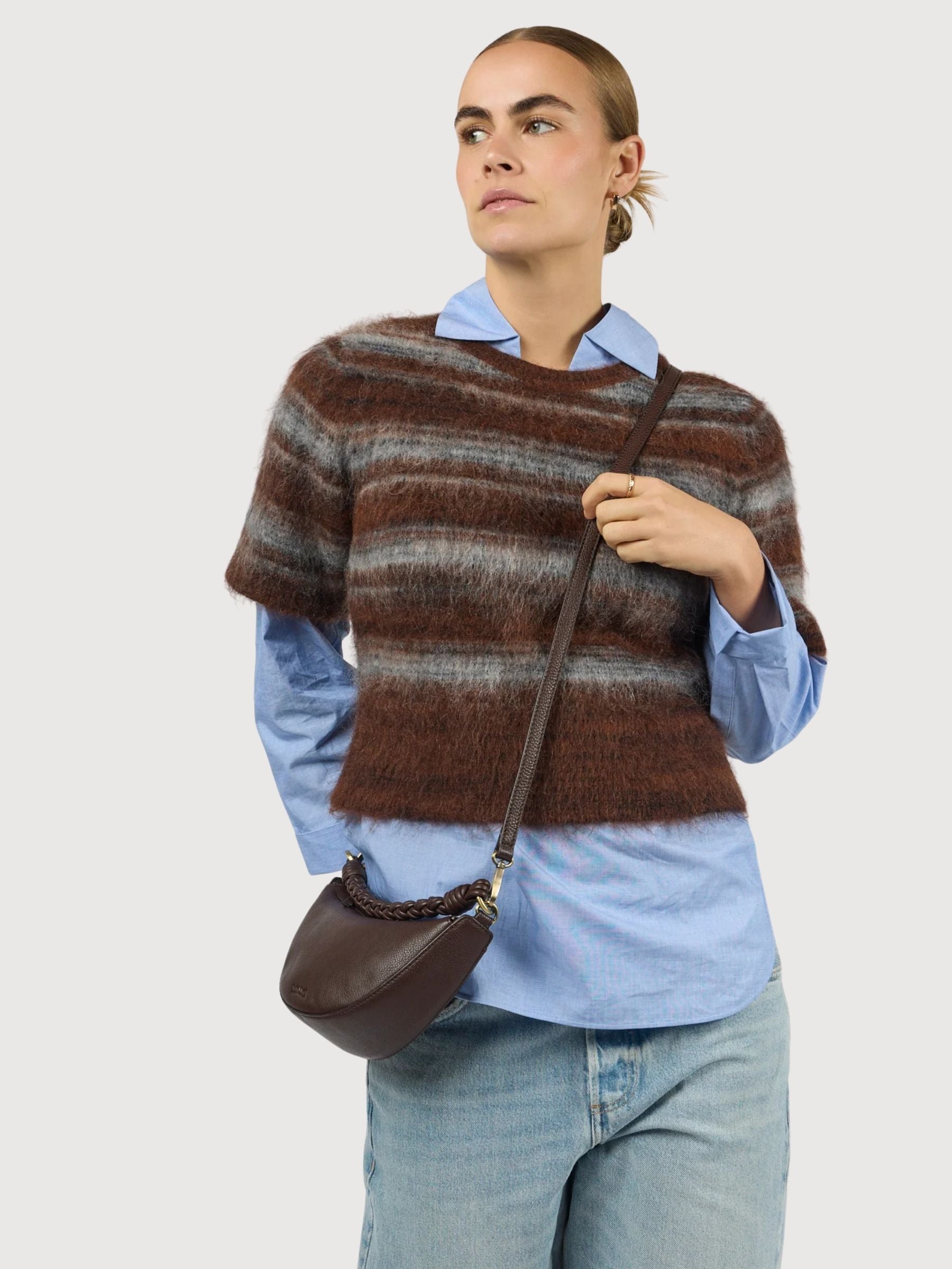 Leo Mini Twisted Handle in pelle martellata color cioccolato | O MY BAG