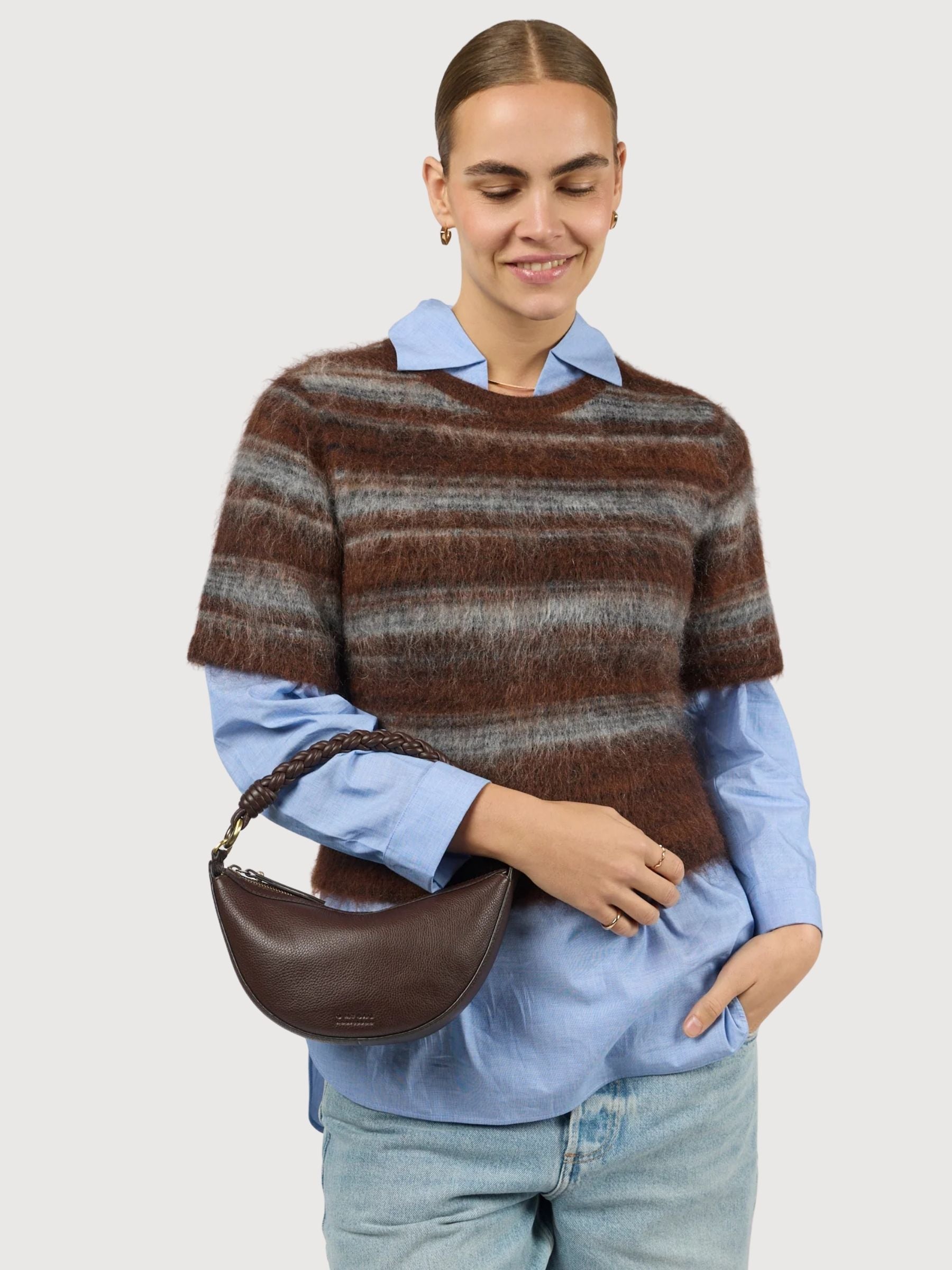 Leo Mini Twisted Handle in pelle martellata color cioccolato | O MY BAG