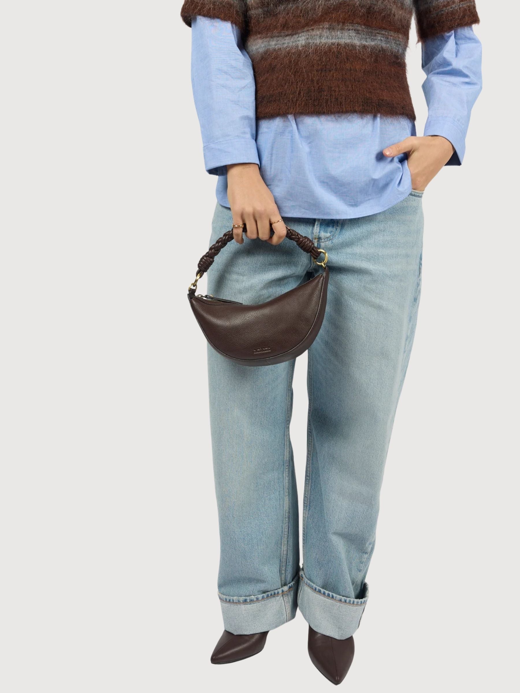 Leo Mini Twisted Handle in pelle martellata color cioccolato | O MY BAG
