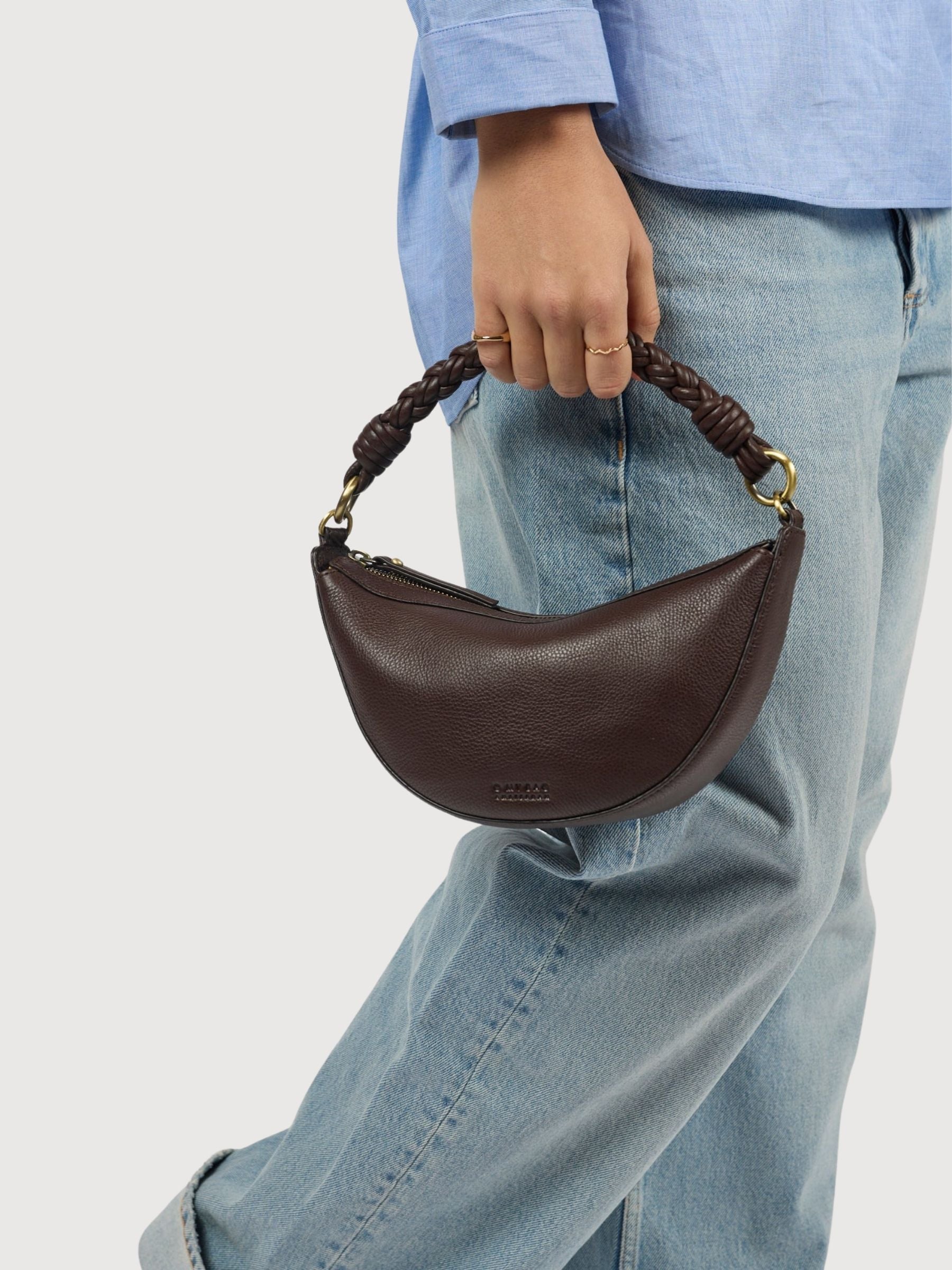 Leo Mini Twisted Handle in pelle martellata color cioccolato | O MY BAG
