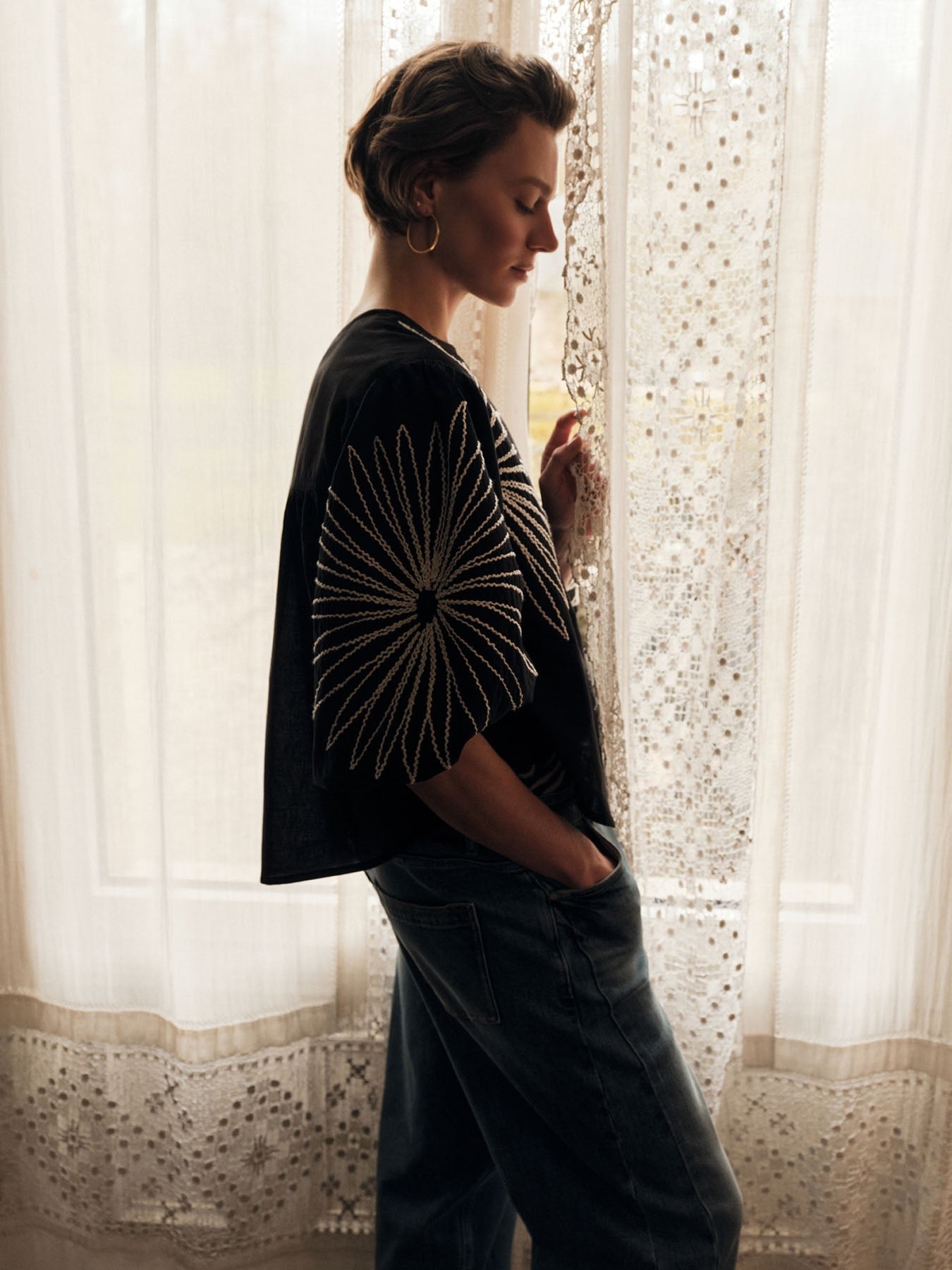 Camicia da donna ricamata nera in cotone GOTS | Lanius