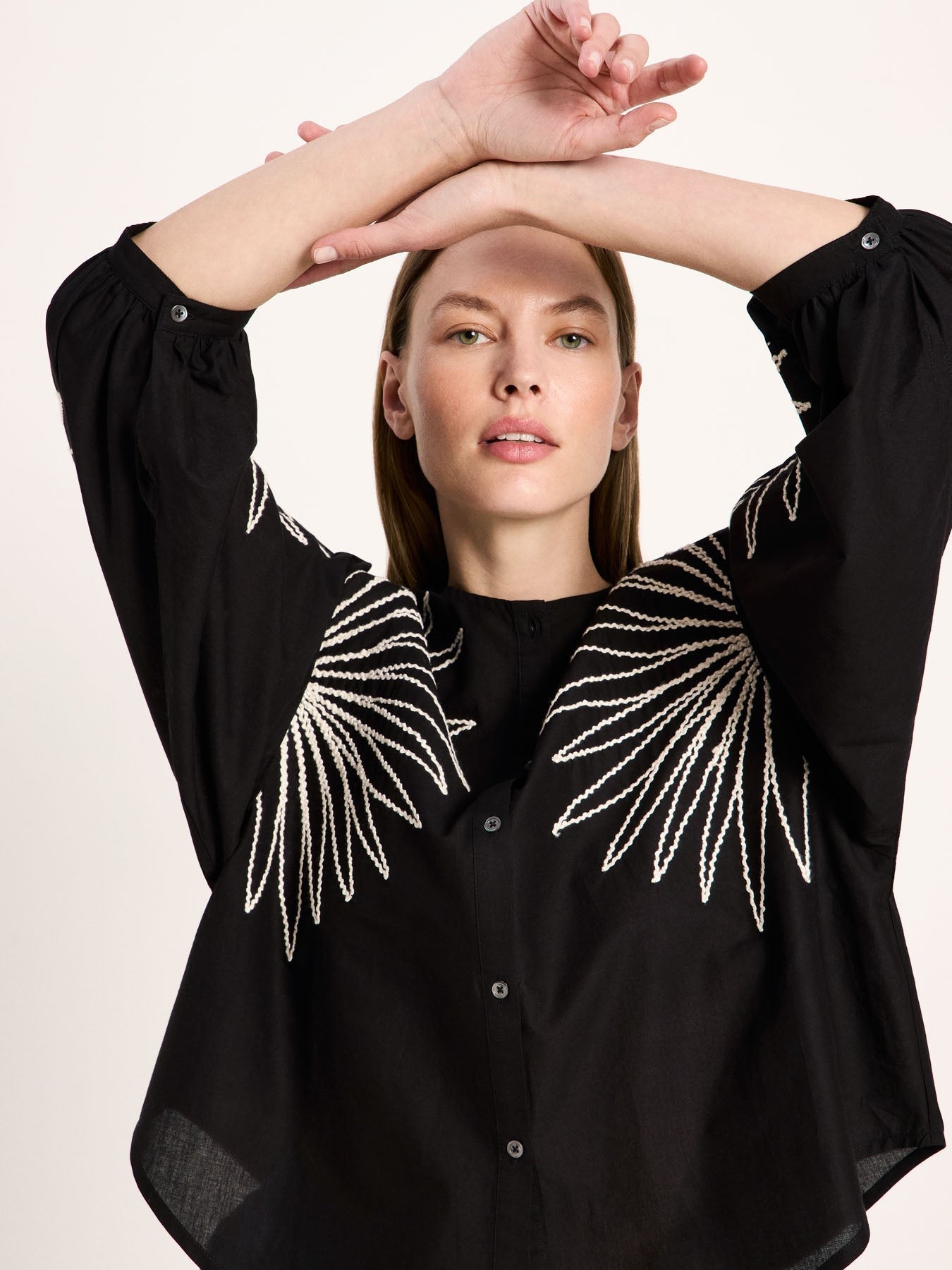 Camicia da donna ricamata nera in cotone GOTS | Lanius