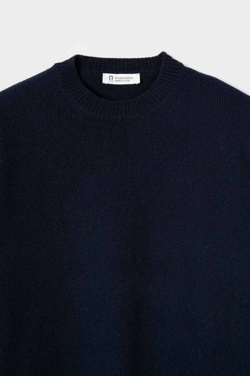 Edda Damen Rundhals-Pullover aus recyceltem Kaschmir – Blackberry Blue | Rifò